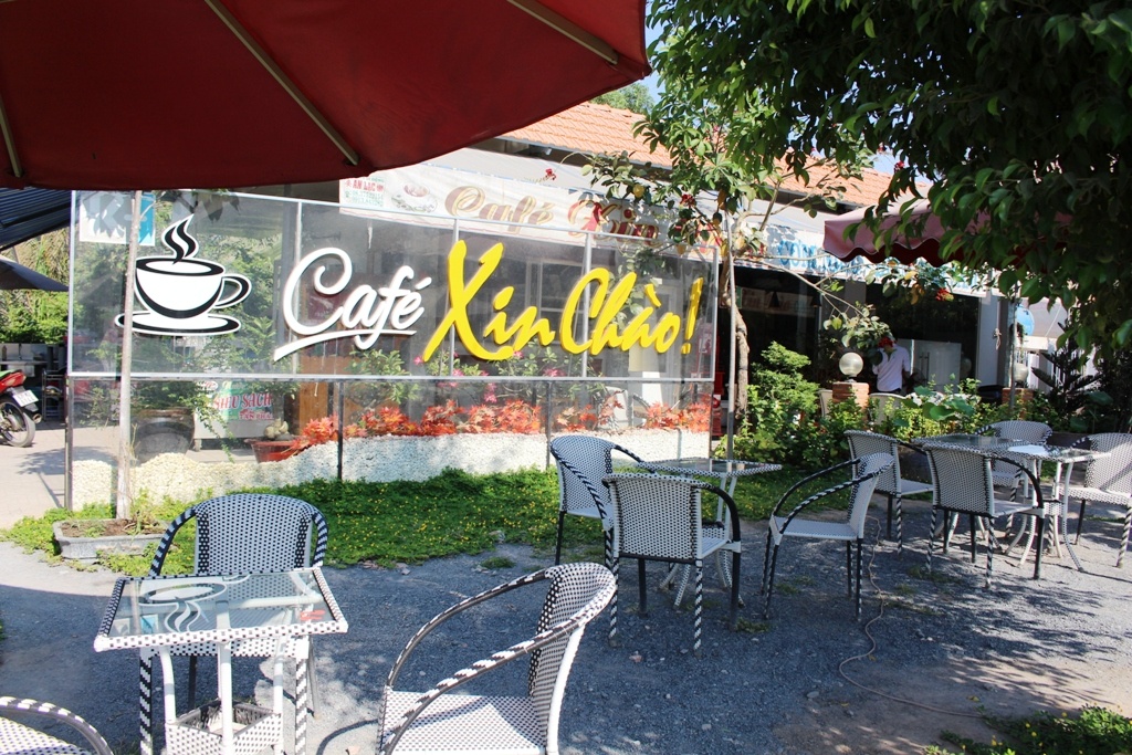 Dinh chi 2 can bo lien quan vu quan Xin Chao hinh anh