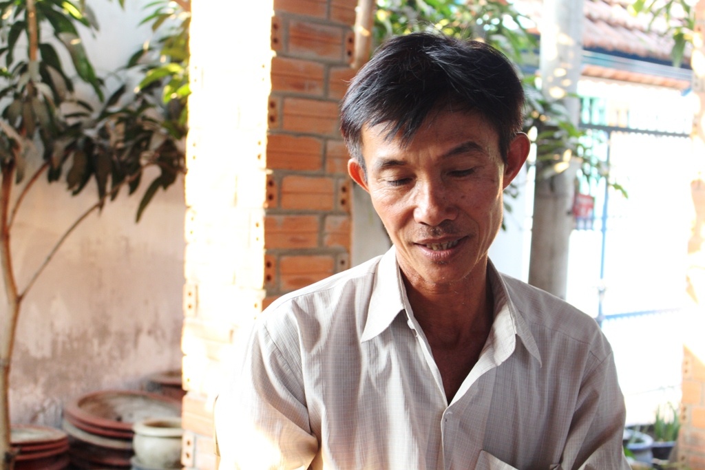 Chu choi vit doi dat truoc tru so Cong an Binh Chanh hinh anh