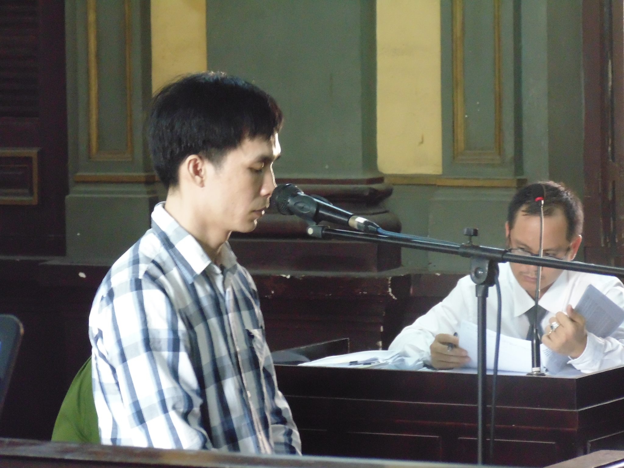 đâm dao vào đầu bạn ảnh 1 dam dao vao dau ban anh 1
