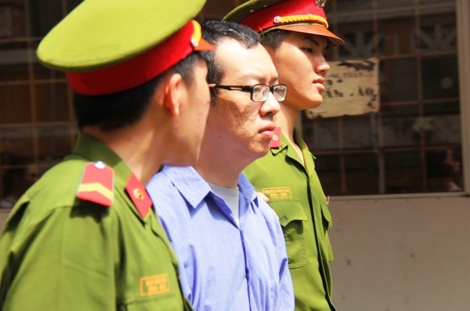 Nguoi nuoc ngoai vao tu vi dung the tin dung gia hinh anh