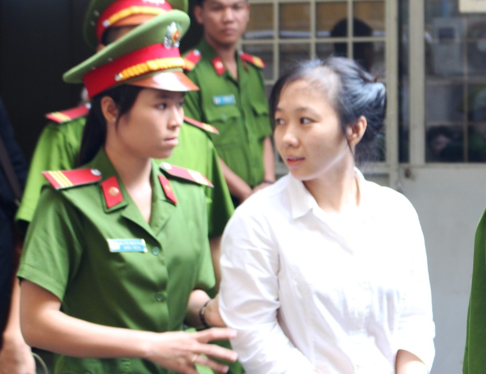 Co gai 9X cung nguoi tinh mua ban ma tuy hau toa hinh anh