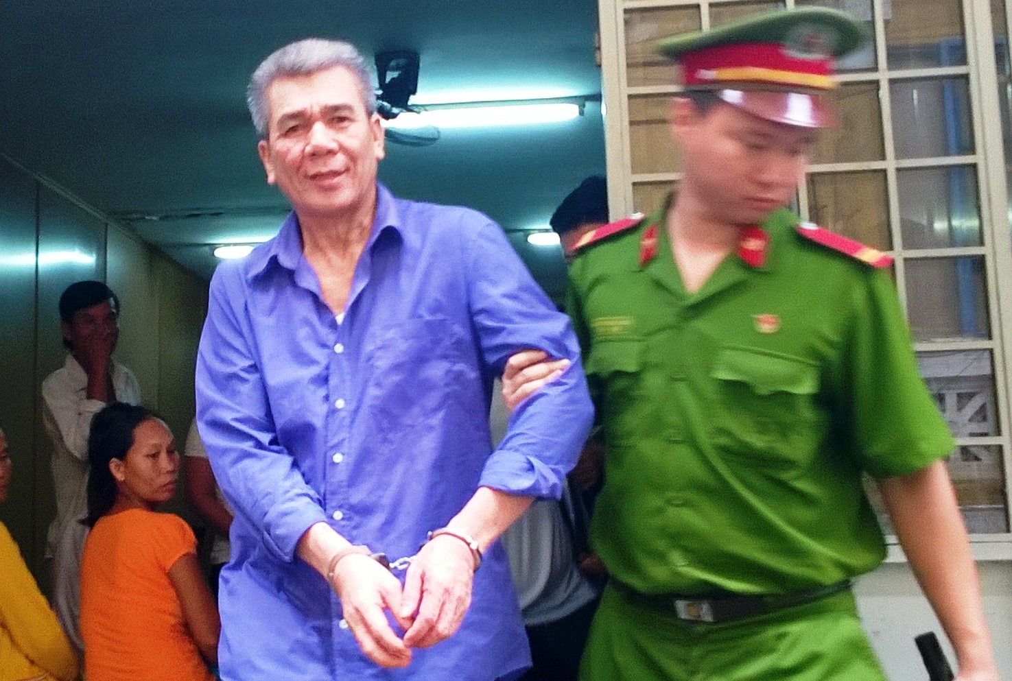 Xach dao dam chet nguoi vi va cham trong luc mua thit bo hinh anh