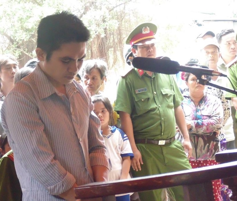 Giet nguoi roi dung dao dam vao bung tu sat hinh anh