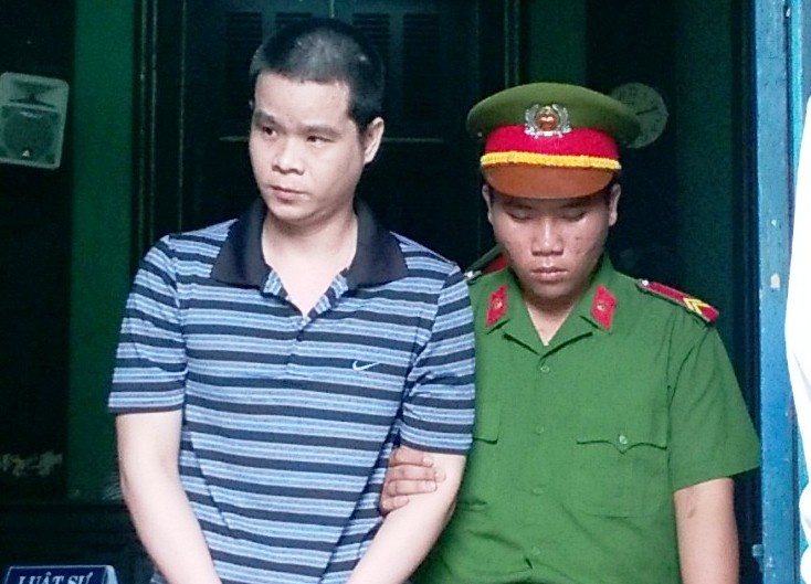Nhom thanh nien dung riu chem guc doi thu trong quan bar hinh anh
