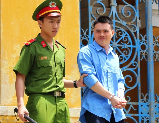 Chong gia nhan vien dien luc, dot nhap vao nha sat hai vo cu hinh anh