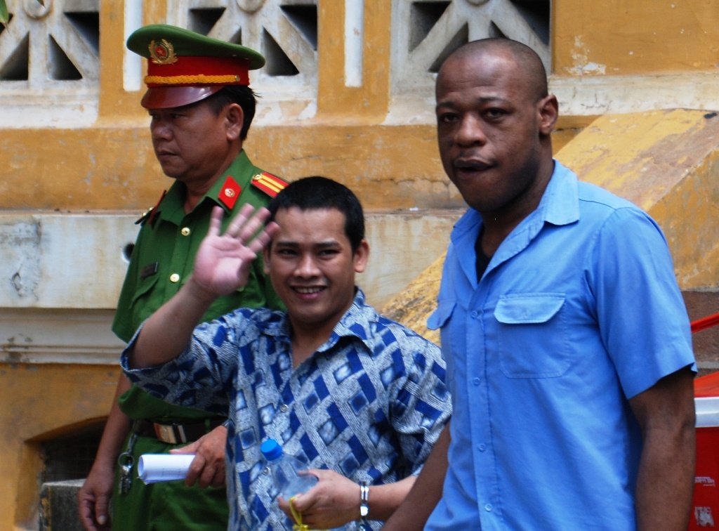 Nguoi nuoc ngoai lanh an vi dua ma tuy vao Viet Nam hinh anh