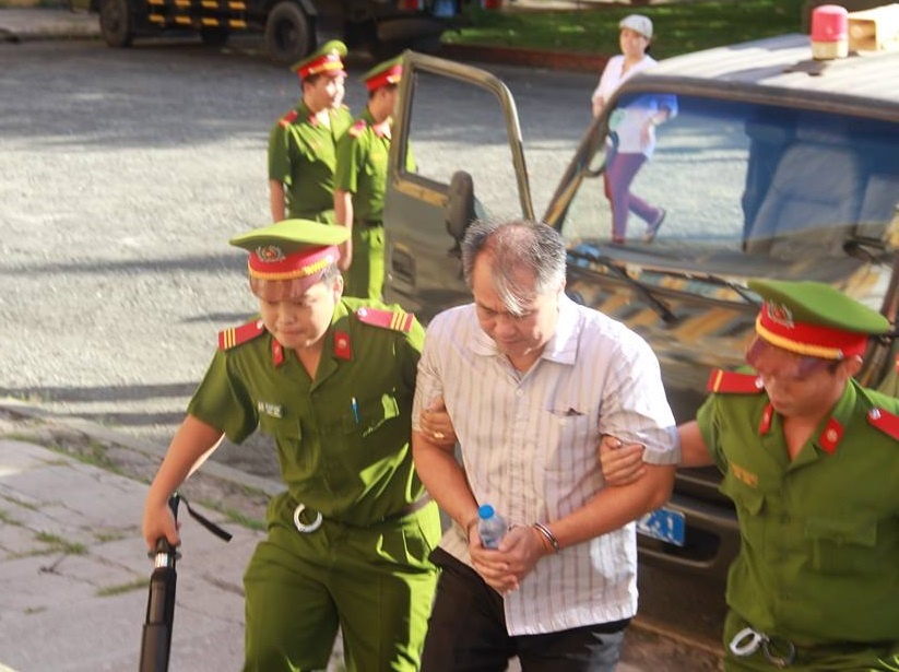 Xet xu cuu chu tich ngan hang gay thiet hai 9.000 ty hinh anh