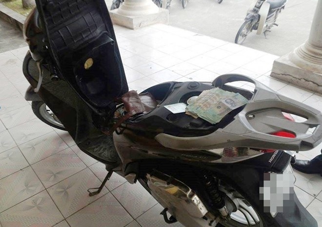 Nhom thanh nien cuop 1 ty dong trong cop xe o Sai Gon hinh anh