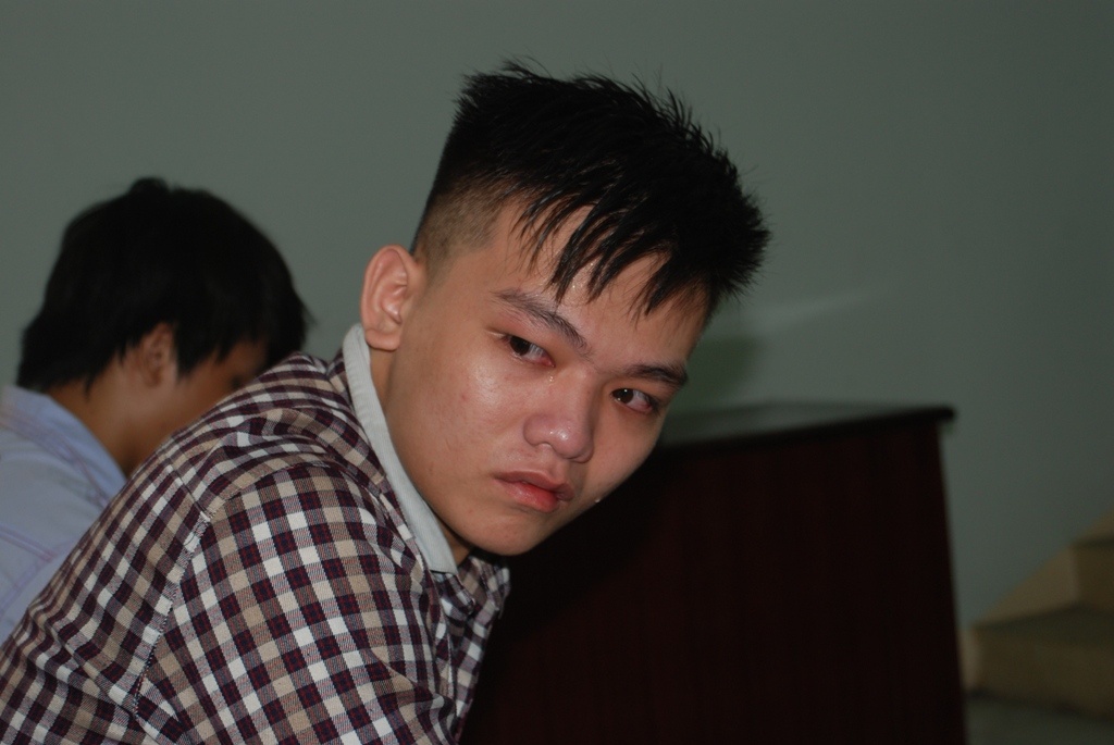 Thanh nien cuop banh mi vi doi o Sai Gon nhin me bat khoc hinh anh