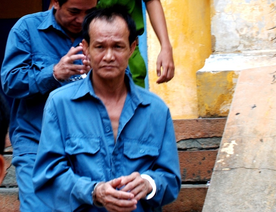 Cha di tu, be gai bi ‘di ghe’ ep ban dam hinh anh