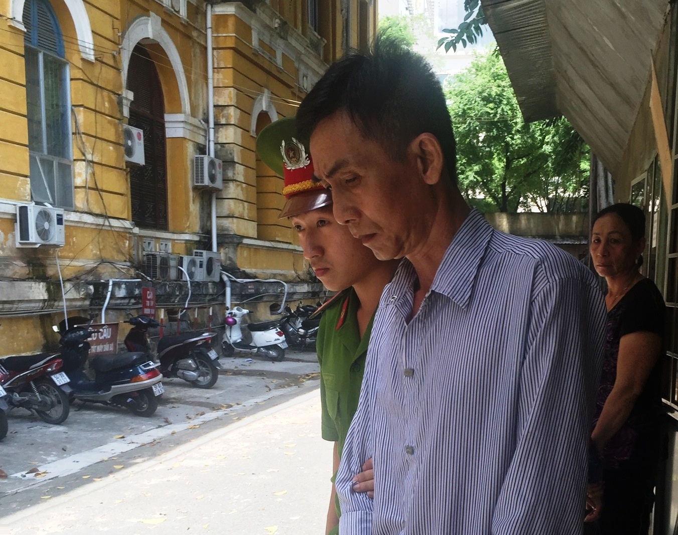 Con trai lam gia giay to nha cua me, the chap vay mot ty hinh anh