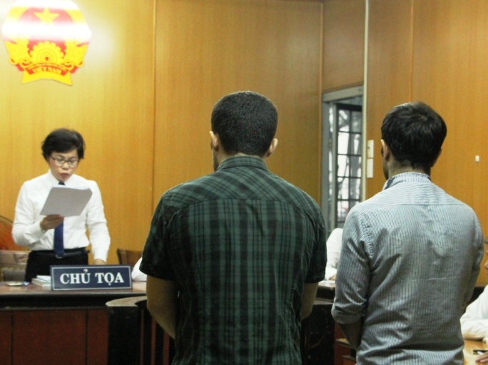 Hai nguoi nuoc ngoai dung the gia rut 300 trieu dong hinh anh