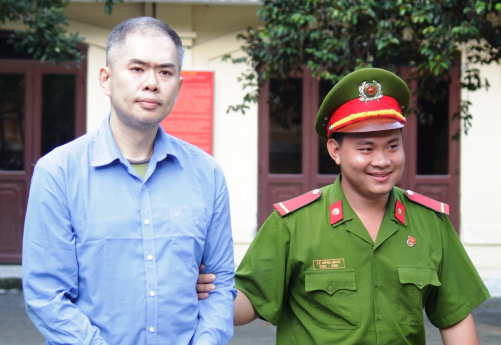 Nguoi dan ong Singapore 'nhot' gai ban dam trong khach san hinh anh