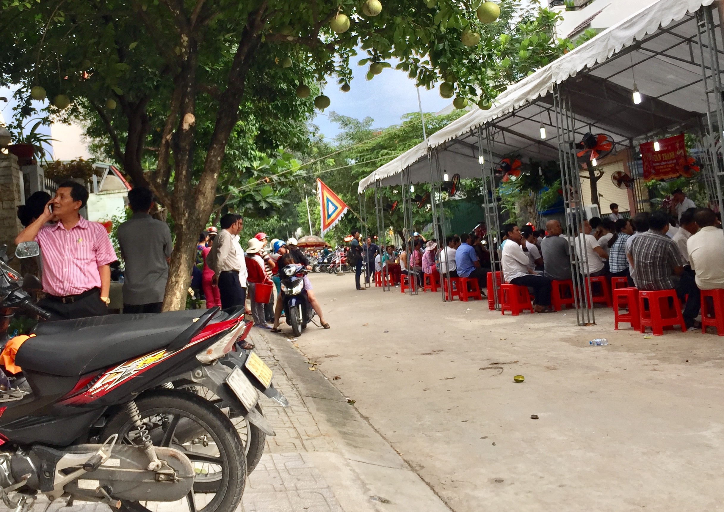 bé trai bị cuốn xuống cống Bình Dương ảnh 2 be trai bi cuon xuong cong Binh Duong anh 2