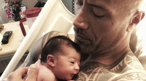 Tai tu The Rock khoe con gai vua chao doi hinh anh