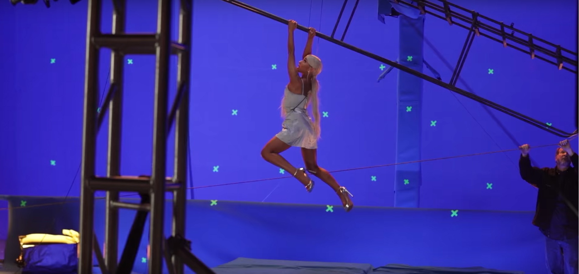 Ariana Grande di giay 15 cm, tu dong canh mao hiem trong MV moi hinh anh