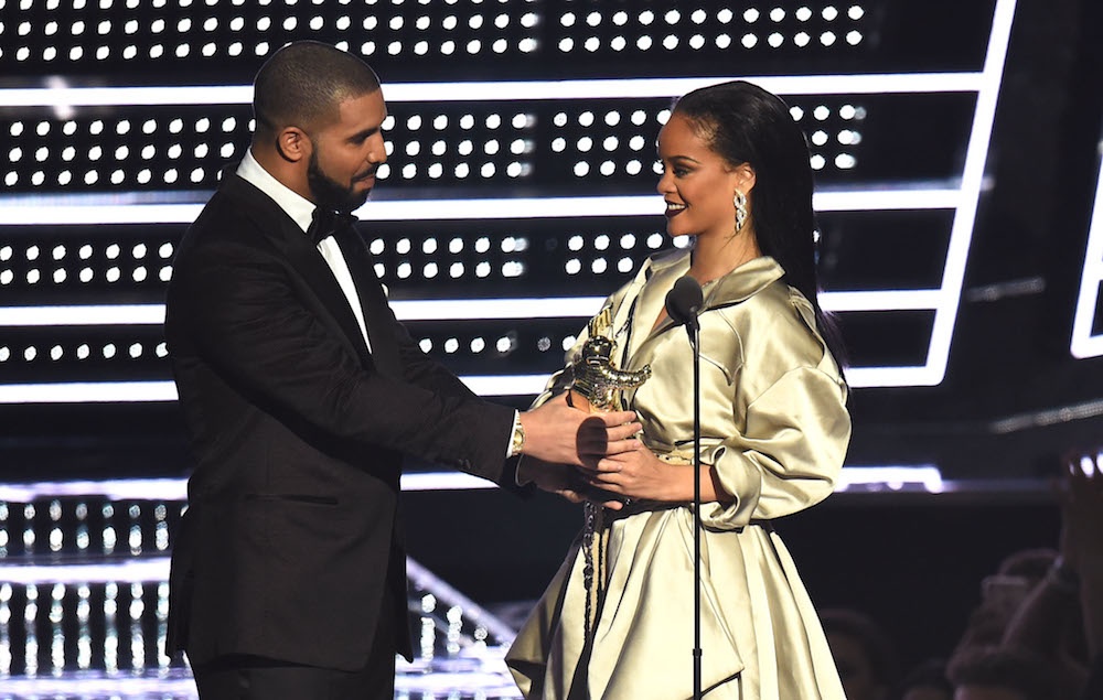 Drake trao giai thuong cho Rihanna tai VMA nam 2016 hinh anh