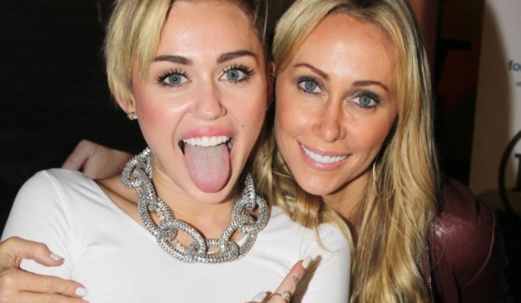 Miley cyrus mothers. Тиш Сайрус в молодости. Мать Майли Сайрус. Тиш Сайрус американский менеджер. Тиш Сайрус фото до пластики.