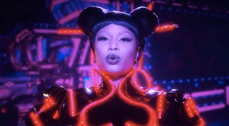 Nicki Minaj ra MV dinh kien ve nguoi chau A gay tranh cai hinh anh