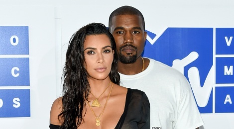 Kanye West luon 'nup vay' vo Kim Kardashian moi khi dinh thi phi? hinh anh
