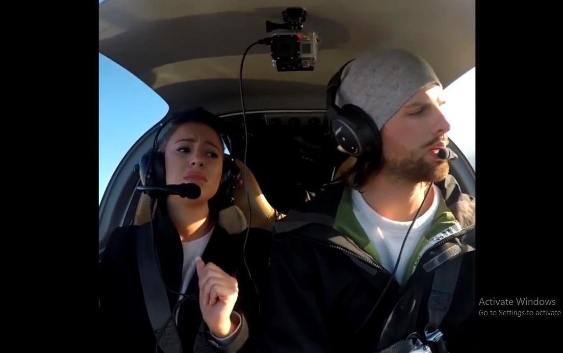 Phi cong cau hon ban gai tren may bay sau khi noi doi la dong co hu hinh anh