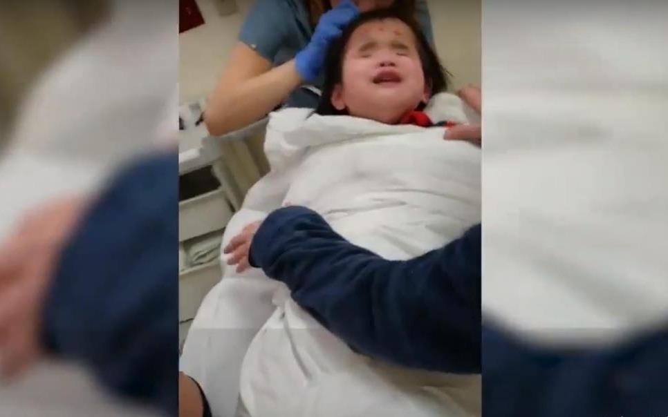 Giong hat cua co be mu 8 tuoi khien dan mang xuc dong hinh anh