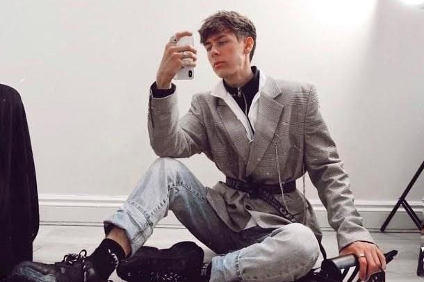 Chang trai gia sang chanh tren mang va cai ket ai cung phai tram tro hinh anh