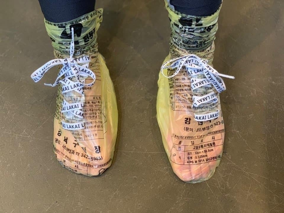 Giày được làm từ bao ni lông ở hàn quốc ảnh 1 Giay duoc lam tu bao ni long o han quoc anh 1