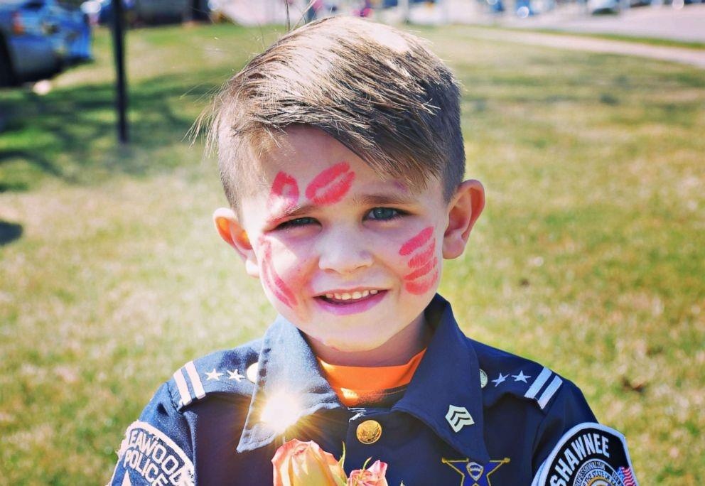 Be 6 tuoi mang niem vui cho tat ca nhung ai gap cau hinh anh