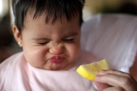 Bieu cam hai huoc cua em be khi an thu mon la hinh anh