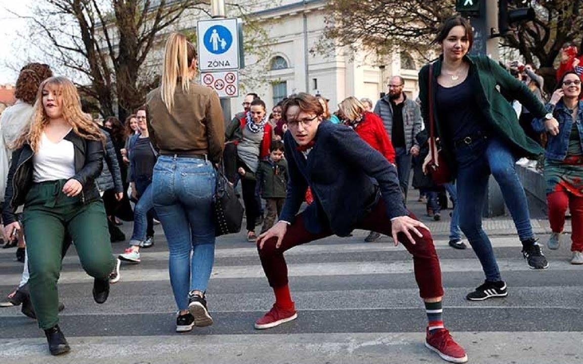 Hang tram nguoi dieu hanh mot cach ky quac o Hungary hinh anh