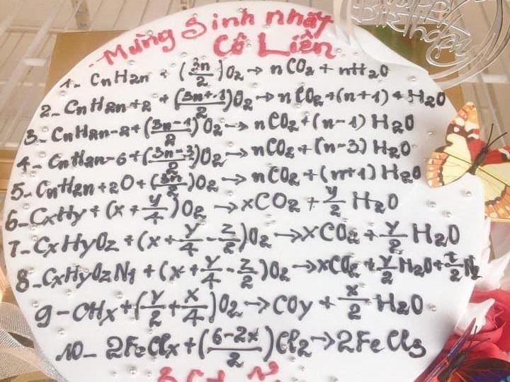 Hoc sinh chuyen Hoa tang banh sinh nhat cho co giao va cai ket hinh anh