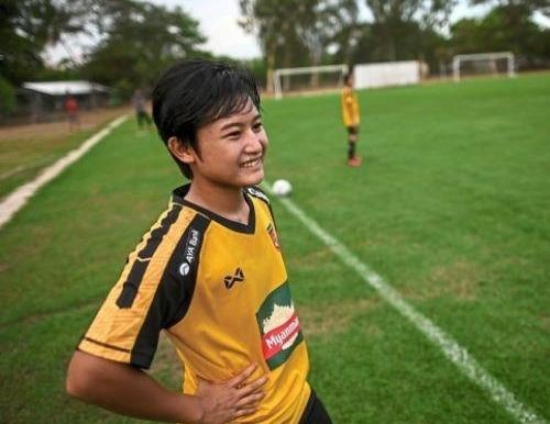 Co gai theo duoi uoc mo tro thanh cau thu bong da o Myanmar hinh anh