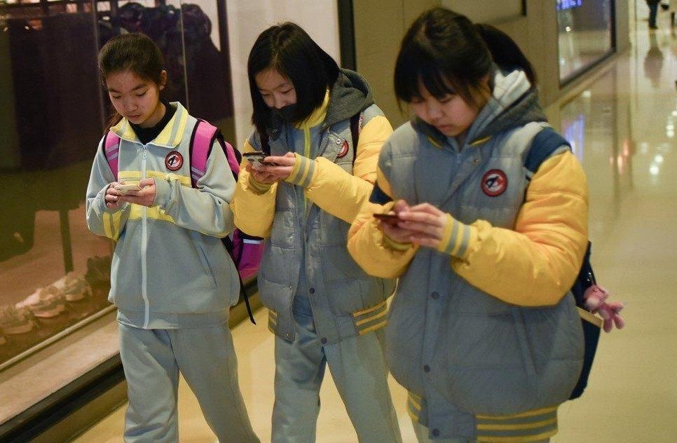 Hoc sinh Trung Quoc buoc phai dap dien thoai vi vi pham noi quy hinh anh
