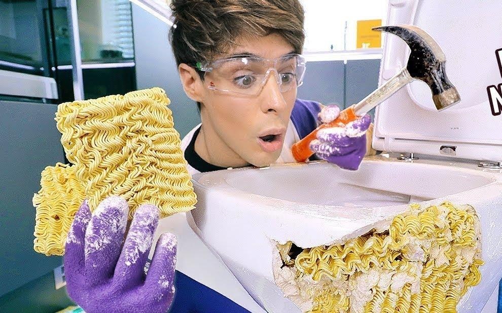 Nguoi dan ong dung mi ramen de sua moi do dac bi hong hinh anh