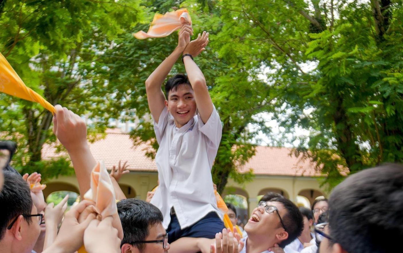 Loat ca khuc che mua thi 'gay bao' tren mang hinh anh