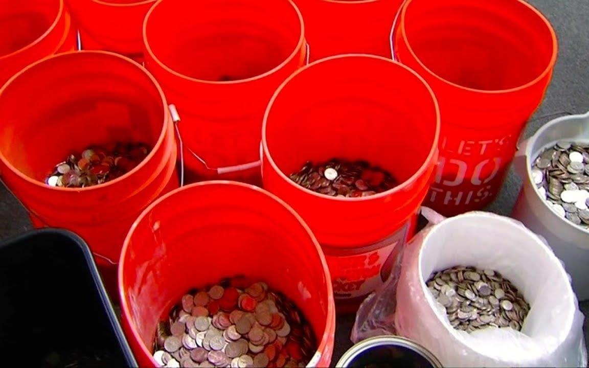 Nguoi dan ong Trung Quoc mang 16 thung tien xu di mua nha hinh anh