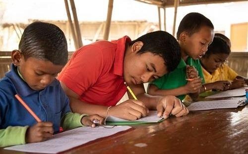 Truong hoc An Do yeu cau hoc sinh nop rac thai nhua thay cho hoc phi hinh anh