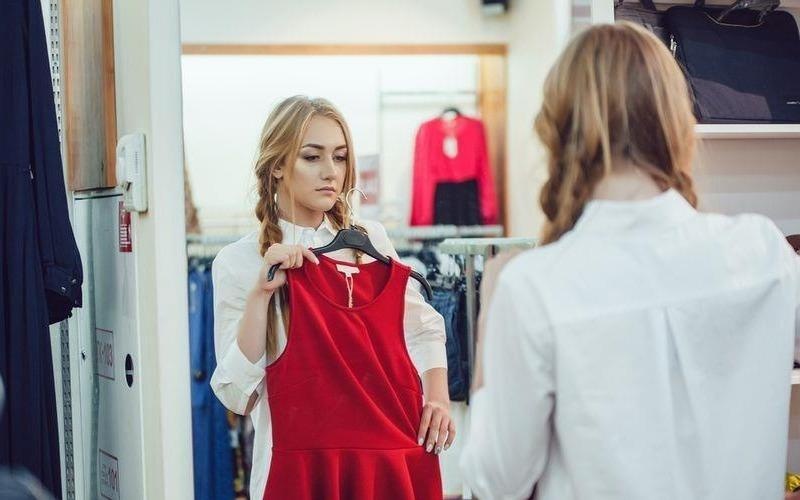 Vi sao con gai luon mat nhieu thoi gian de chuan bi khi ra duong? hinh anh