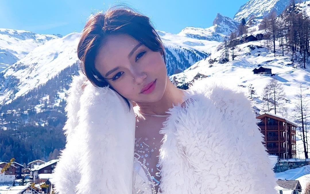 Dan ai nu duoc cung chieu cua cac ong chu CLB bong da hinh anh