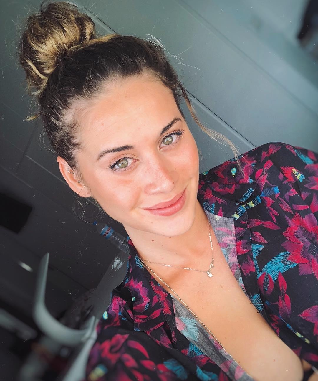 con gai cac sao bong da anh 11