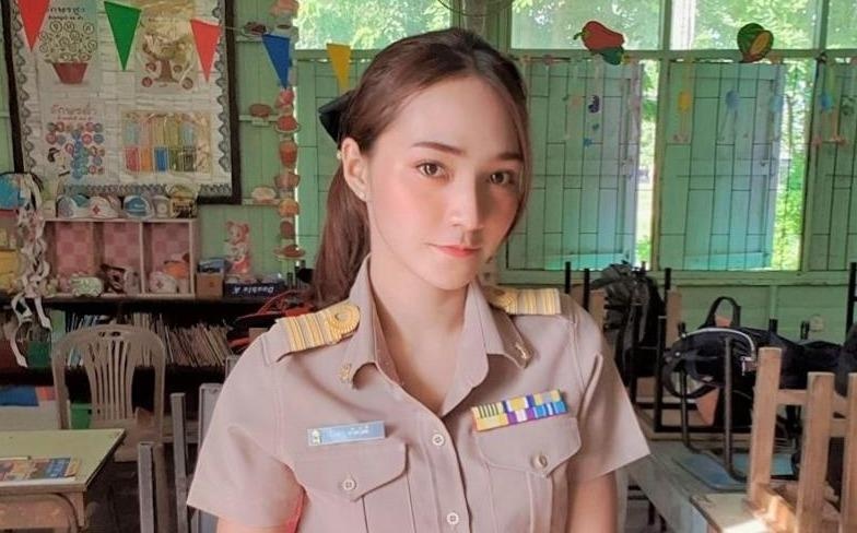 Co giao Thai bong noi tieng nho man high-five don hoc sinh moi sang hinh anh