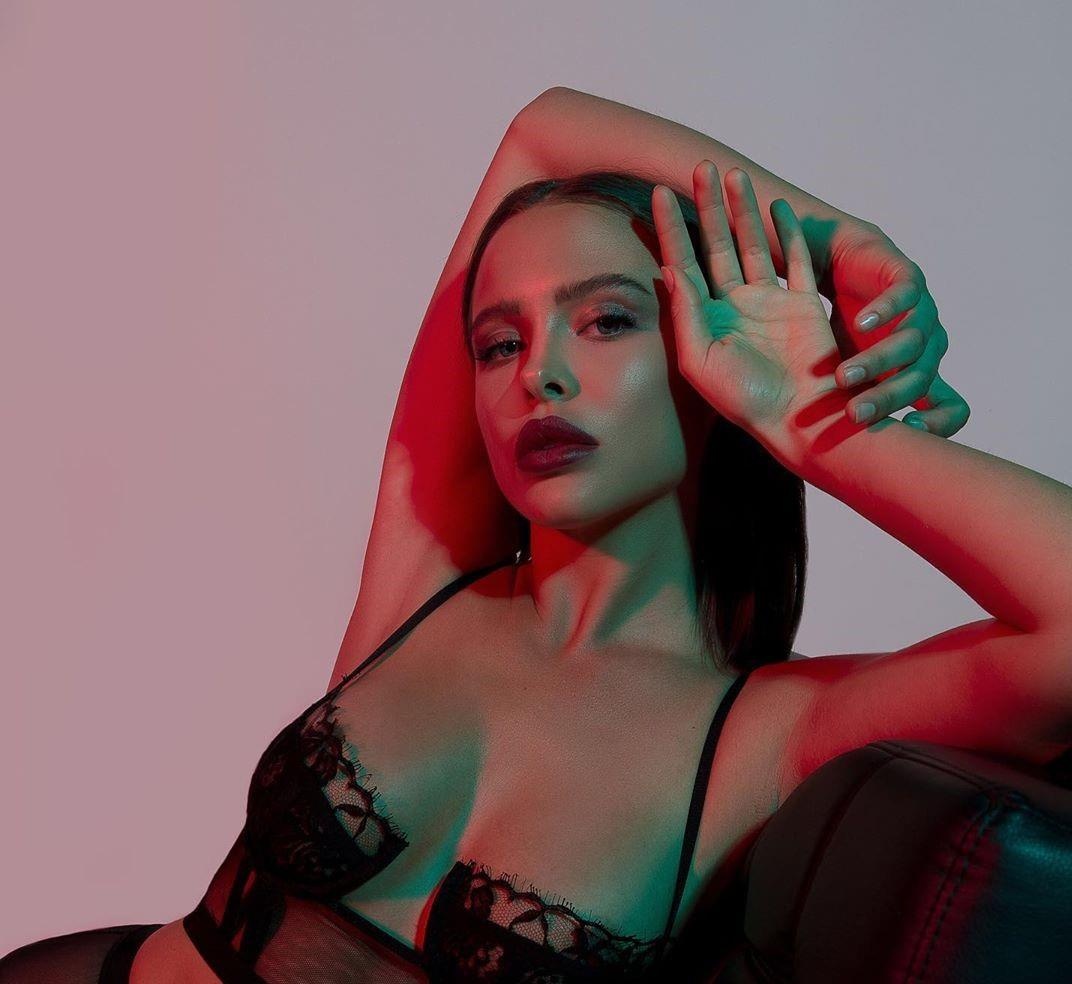 nguoi mau giong angelina jolie anh 7