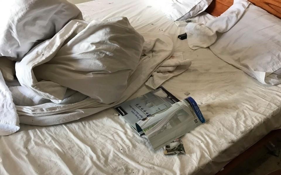 Doi tre len mang cho vao khach san, de phong ue ra giuong hinh anh