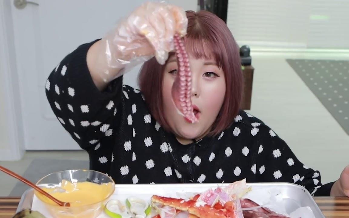 Nghe 'ngoi an cho nguoi khac xem' kiem duoc bao nhieu tien tu YouTube? hinh anh