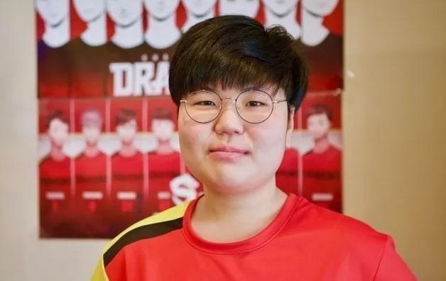 Co gai Han Quoc vuot moi rao can de tro thanh game thu chuyen nghiep hinh anh