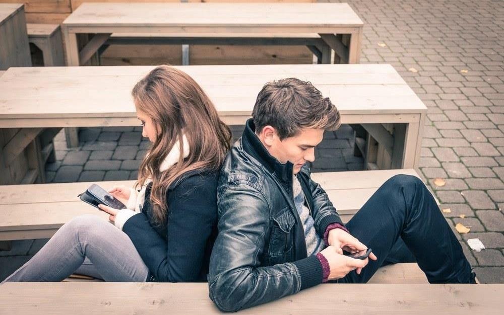 'Em co chon yeu mang xa hoi thay vi anh khong?' hinh anh