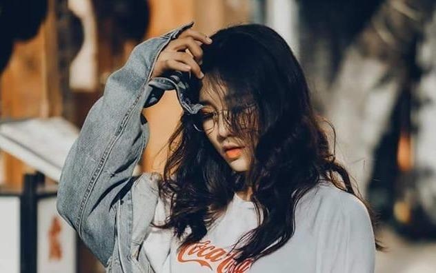 'Hot girl ca co' Tu Tri khoe giong hat ngot ngao hinh anh