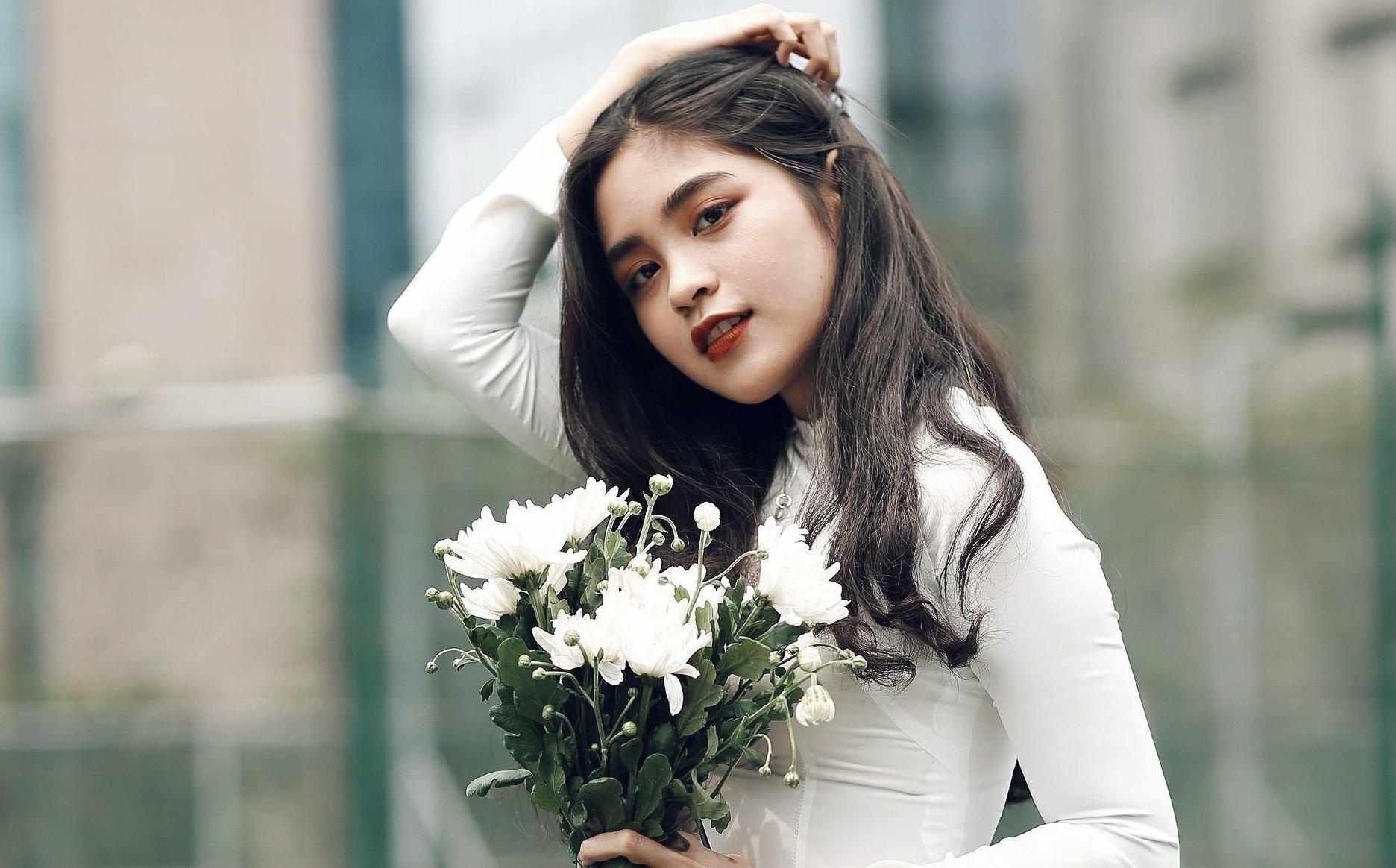 Loat hot girl chuan 'con nha nguoi ta' cua truong Ha Noi - Amsterdam hinh anh