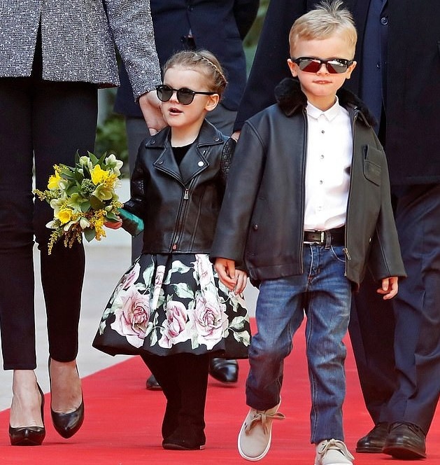 Cac cap song sinh dep tua thien than anh 1